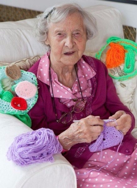 104-летняя бабушка украшает свой город связанными вручную вещами