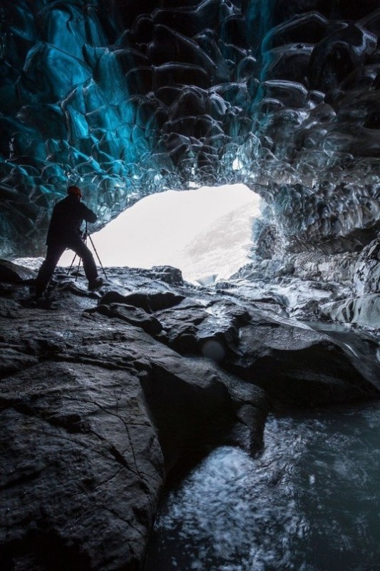 Ледяная пещера гигантского ледника Vatnajokull в Исландии.