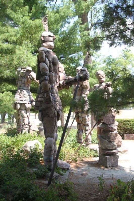 Каменные стражи в городе Рокфорд (США)