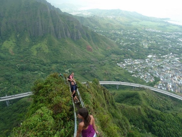 Живописная Лестница в небо или лестница Хайку на острове Оаху, Гавайские острова.