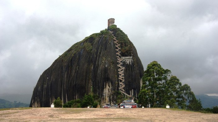Удивительная скала в Колумбии, на которую ведут 659 крутых ступенек