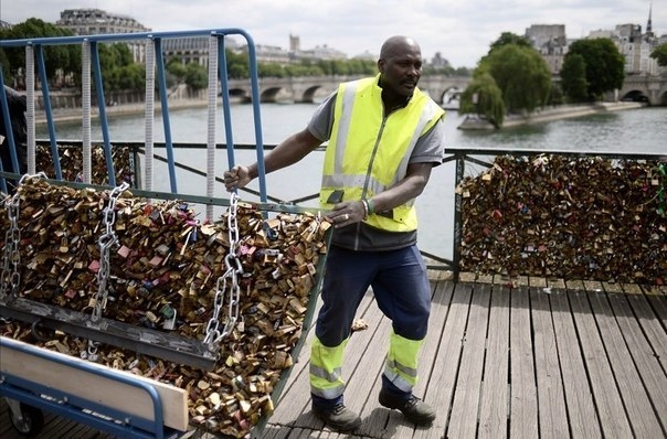 С парижского моста Искусств решили снять 45 тонн «замков любви»