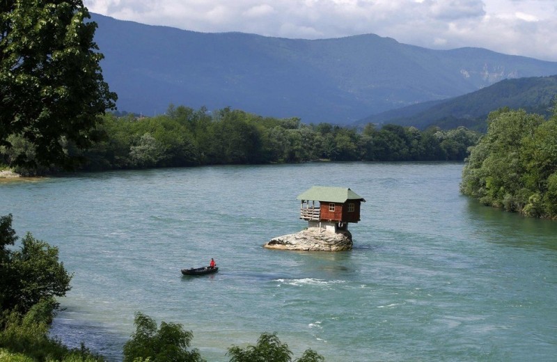Дом-отшельник на реке Дрина (Сербия)
