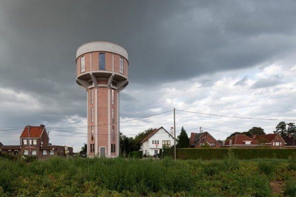 Водонапорная башня в Бельгии перестроена в жилой дом.