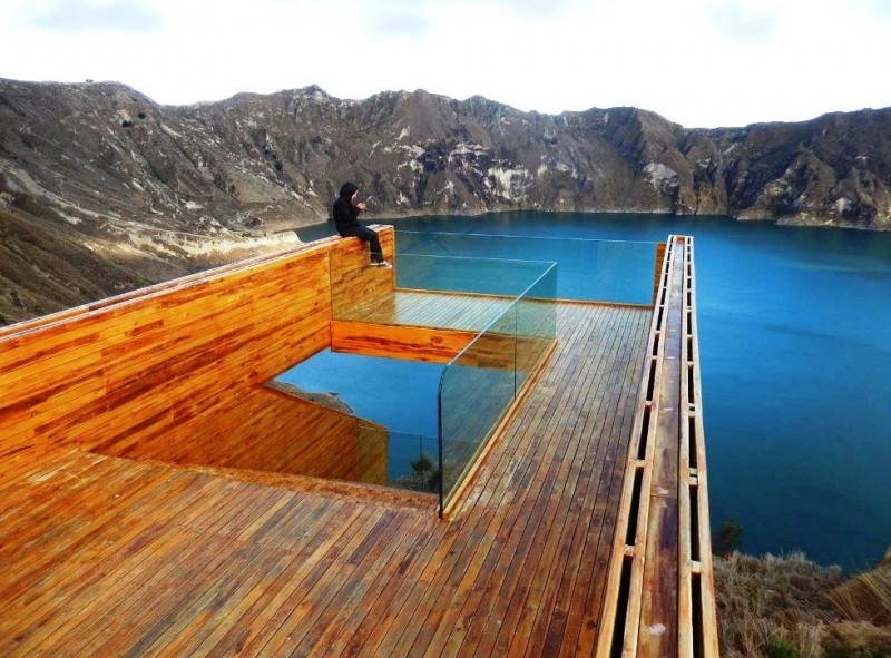 Смотровая площадка над бирюзовым вулканическим озером (Эквадор)