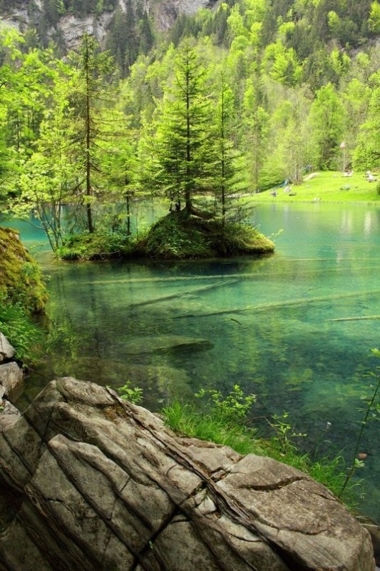 Восхитительное озеро Блау, Швейцария.