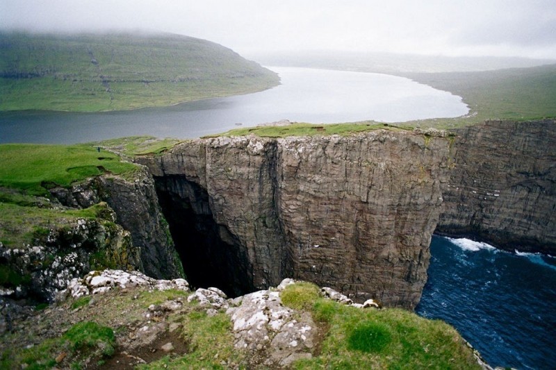 «Висячее» озеро Сорвагсватн (Фарерские острова)