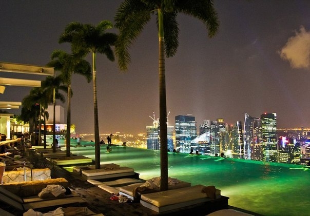Самый высокий бассейн в мире на крыше небоскреба Marina Bay Sands Skypark, Сингапур
