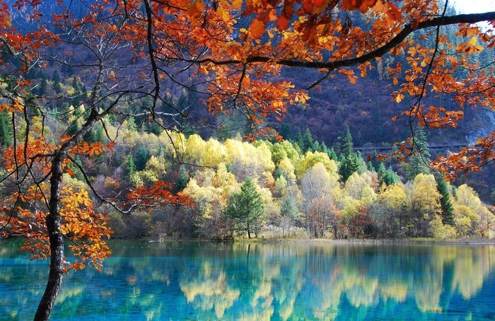 Озеро пяти цветов в Китае.