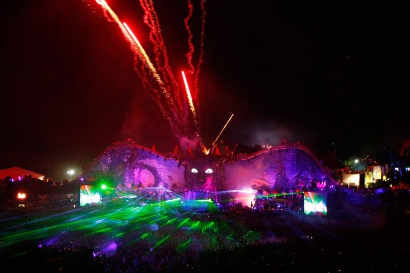 Удивительные дизайны сцен музыкального фестиваля Tomorrowland.