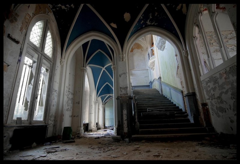 Заброшенный замок Chateau Miranda Заброшенный замок Chateau Miranda