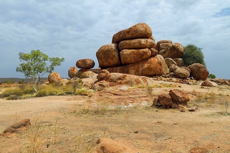 Камни дьявола в Австралии