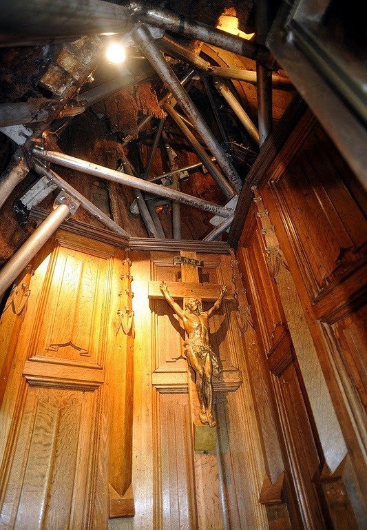 Дуб с католической часовней внутри ствола (Франция)