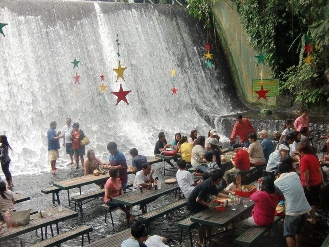 Ресторан у водопада на вилле Эскудеро, Филиппины