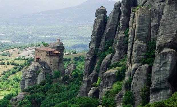 Парящие храмы на вершинах скал в Греции