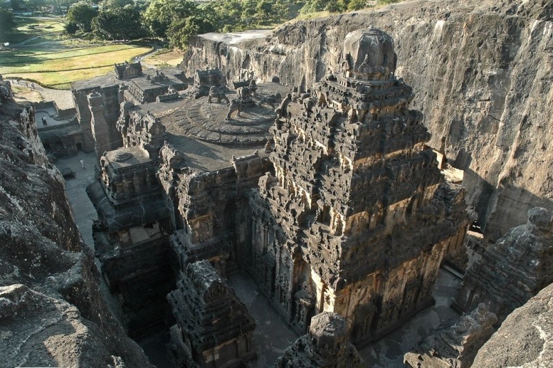 Вырубленный из скалы храм Кайласанатха