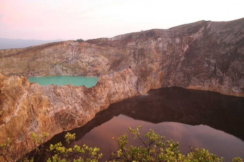Разноцветные озера вулкана Келимуму, Индонезия