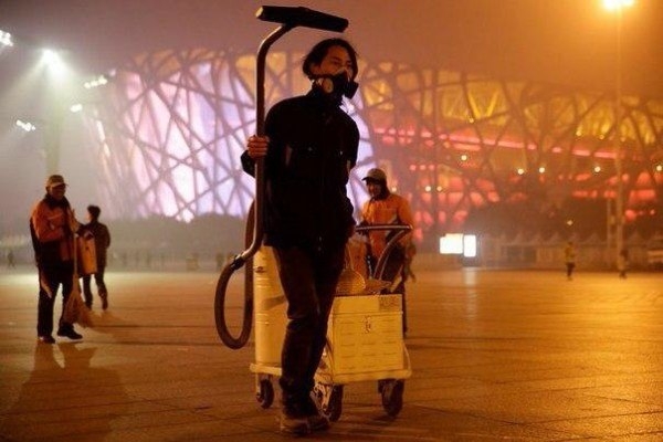 Китайский художник 100 дней пылесосил воздух Пекина, чтобы создать из смога кирпич.