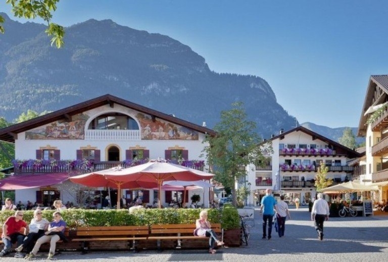 Гармиш-Партенкирхен - живописный альпийский городок.