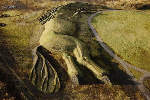 Султан Пит Пони - гигантский лэнд-арт в Уэльсе