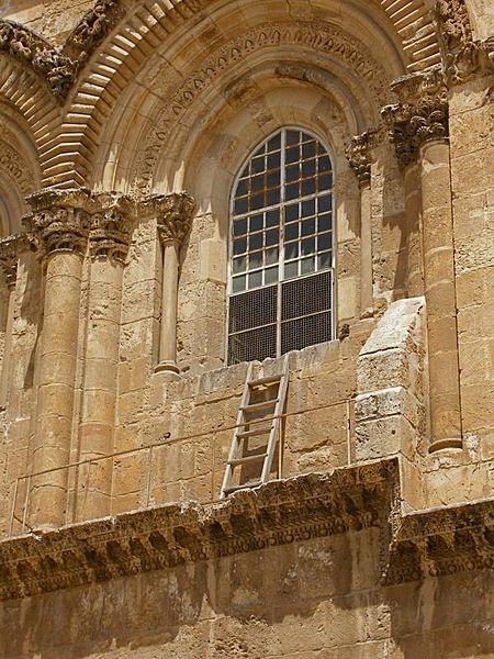 В Иерусалиме уже более ста лет стоит деревянная лестница.