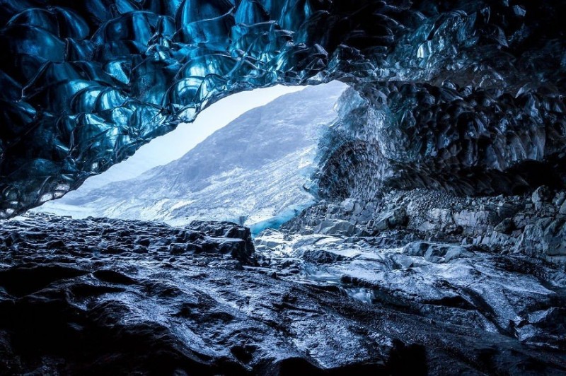 Ледяная пещера гигантского ледника Vatnajokull в Исландии