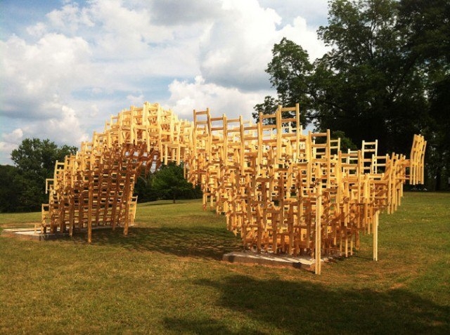 Инсталляция из 400 стульев в Парке Свободы в Атланте.