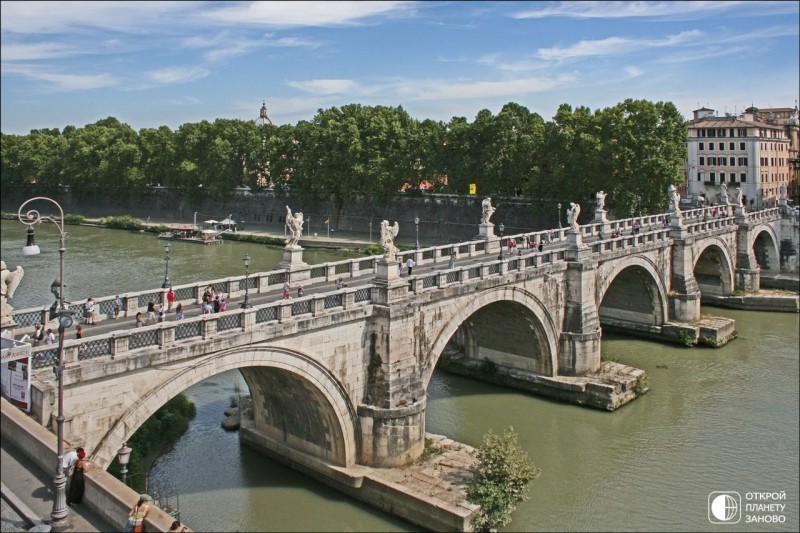 Старинный пешеходный мост в Риме