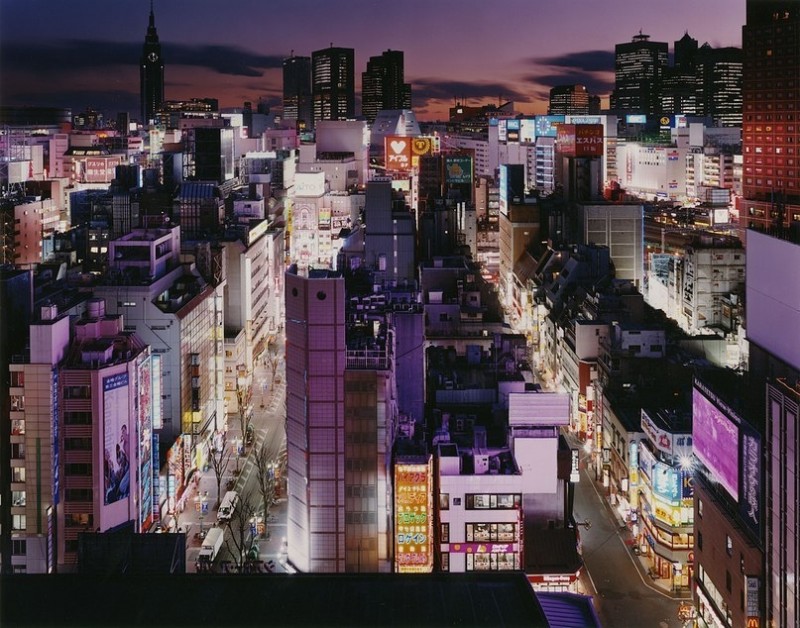 Особая атмосфера городских пейзажей Токио после наступления полуночи.