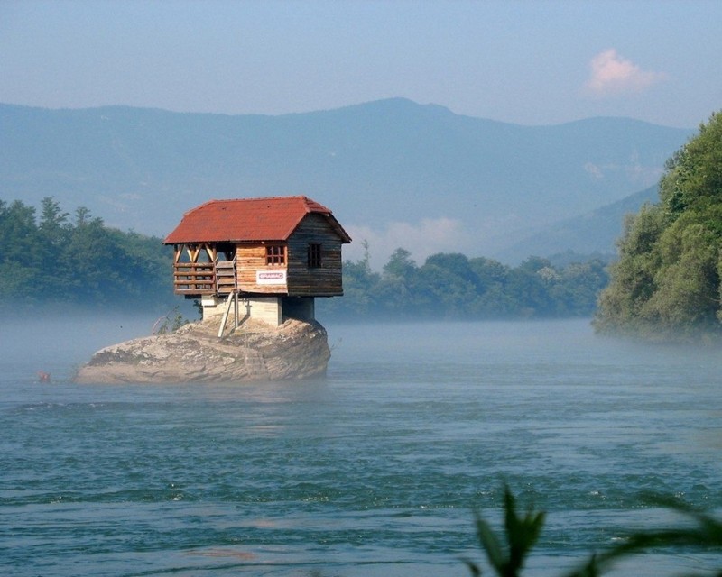 Дом-отшельник на реке Дрина