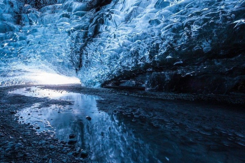 Ледяная пещера гигантского ледника Vatnajokull в Исландии.