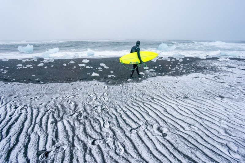 Суровый серфинг в Исландии.