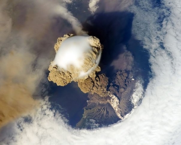 Извержения вулканов, вид из космоса