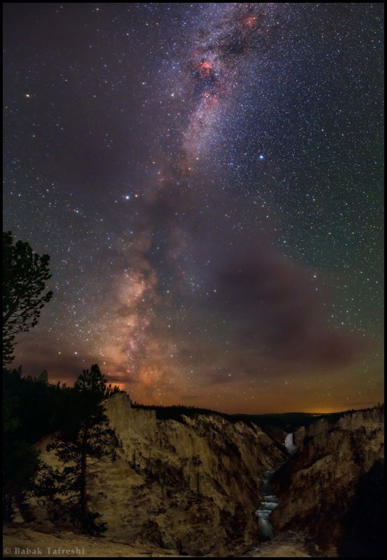 Млечный Путь над национальным парком Йеллоустоун, штат Вайоминг, США.