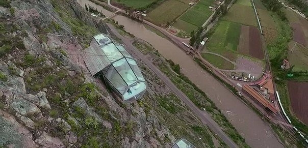 Капсульный отель на отвесной скале в Куско Капсульный отель на отвесной скале в Куско