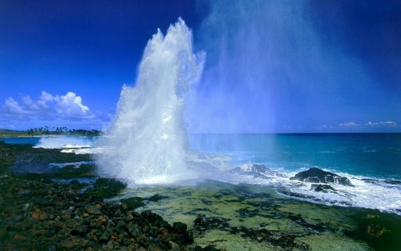 Выброс воды из гейзера - завораживающее зрелище