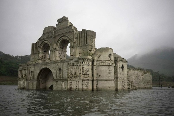 Забытая затопленная 450-летняя церковь в Мексике появилась над поверхностью воды из-за засухи