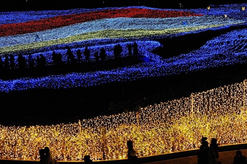 Невероятный зимний фестиваль света в Японии.