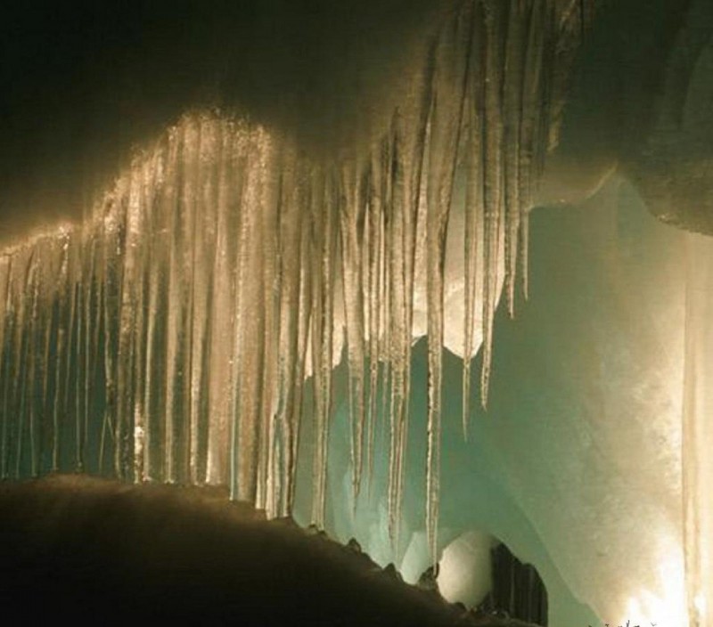 Айсризенвельт: самая большая ледяная пещера в мире (Австрия)