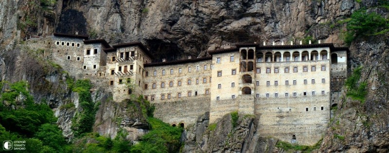 Монастырь в скале