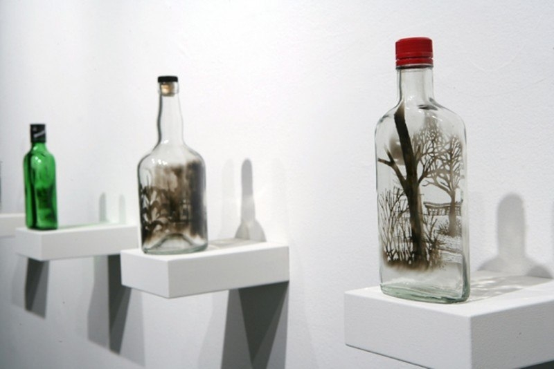 Рисунки в бутылках, сделанные очень необычным способом