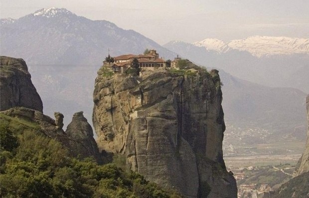 Парящие храмы на вершинах скал в Греции