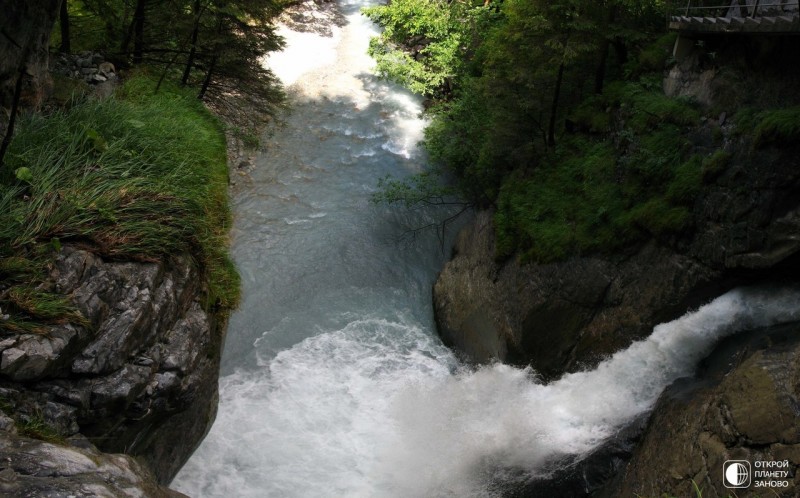 Жемчужина Швейцарских Альп - уникальный Трюммельбахский водопад, расположенный прямо внутри горы!