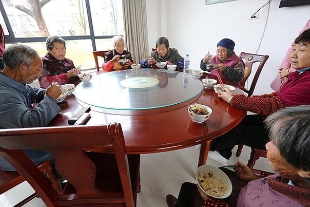 Китайский миллионер снёс все хижины в своей родной деревне и построил каждому жителю по вилле. Беспл