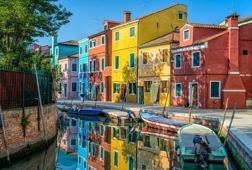 Дома на улице острова Цветной Бурано, Венеция, Италия.