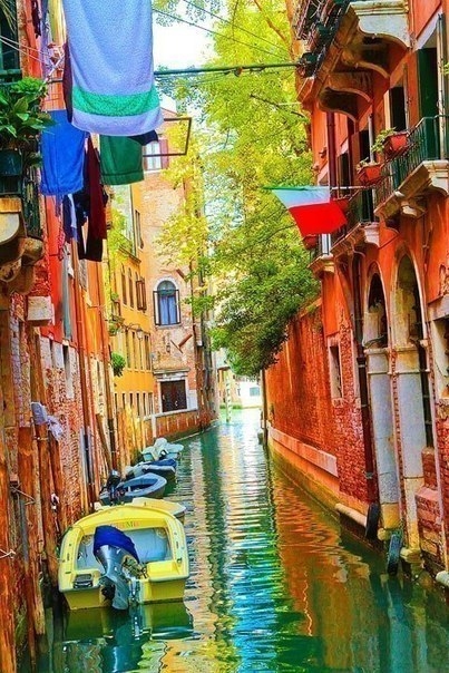 Дома на улице острова Цветной Бурано, Венеция, Италия.