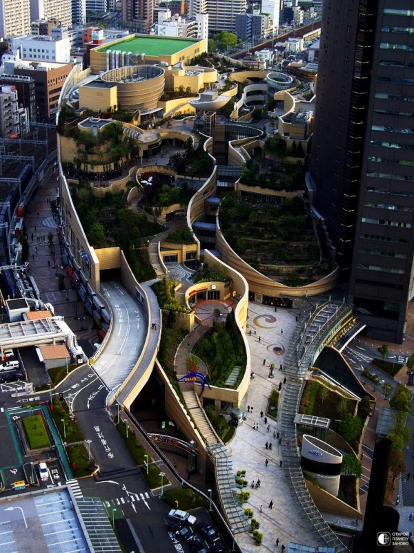 Цветущая крыша Namba Parks в Осаке Цветущая крыша Namba Parks в Осаке