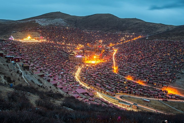 В китайском уезде Сертар в Тибете располагается самая большая в мире буддийская академия Ларунг Гар