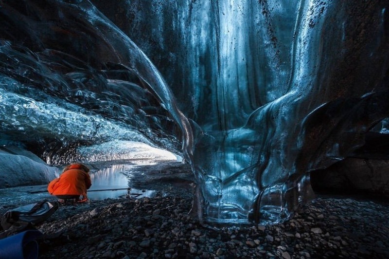 Ледяная пещера гигантского ледника Vatnajokull в Исландии.