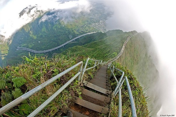 Живописная Лестница в небо или лестница Хайку на острове Оаху, Гавайские острова.